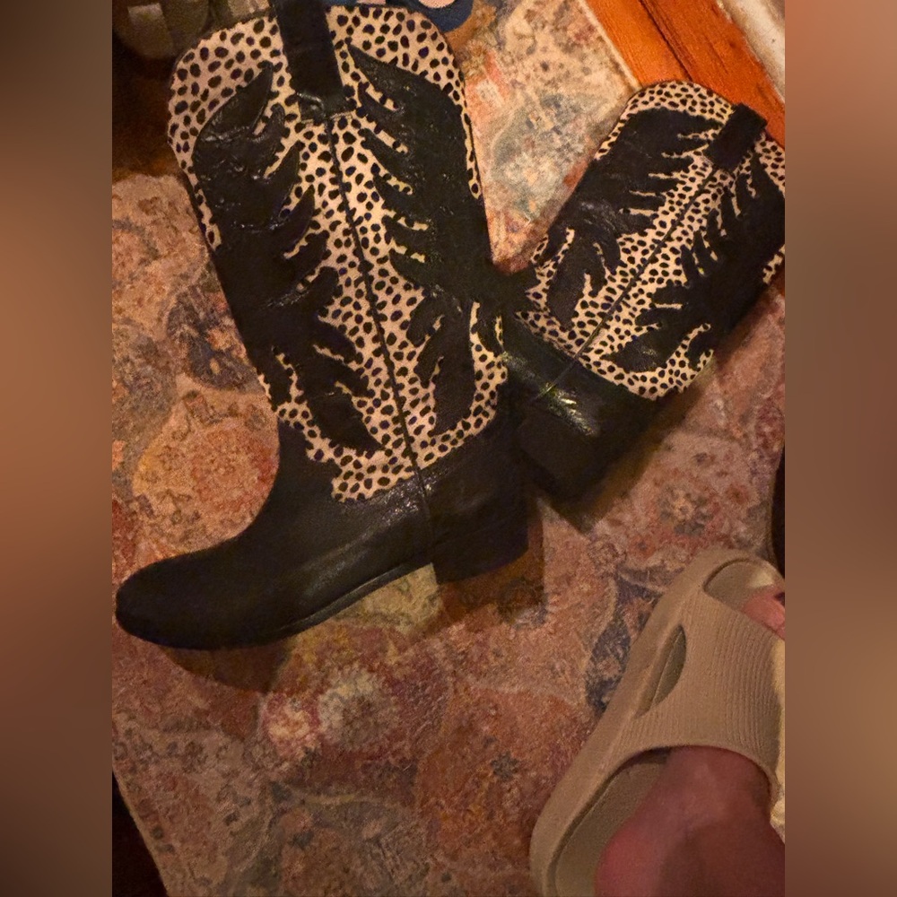 Mia Shoes Black and Tan Ankle Boots